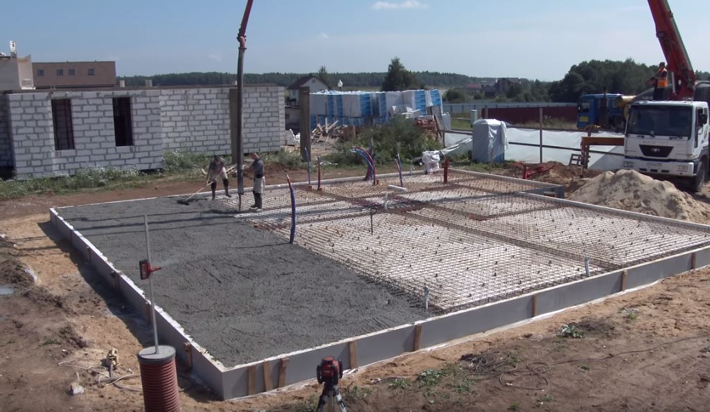 Подача и распределение бетона в опалубке плиты УШП